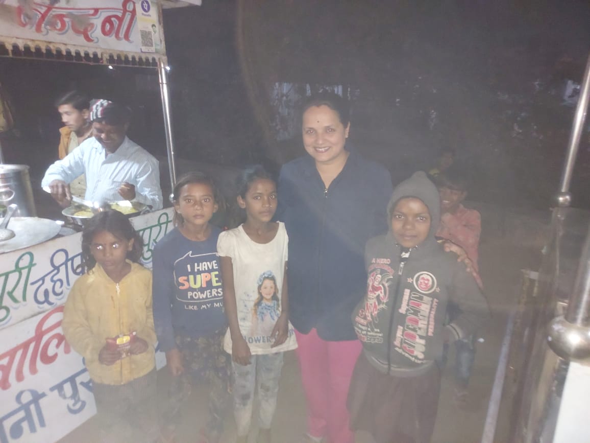 समाज-का-ऋण-चुकाना.-माता,-पिता,-गुरू,-दोस्त,-गुरूकुल,-विद्यालय,-समाज,-रिश्तेदार,-अच्छे-लोगो-की-कृपा-और-सहयोग-से-मनुष्य-अपनी-जीवन-यात्रा-में-उन्नति-और-वृद्धि-करता-है.-दान-देने-वाला-समाज,-सृष्टि-और-परमेश्वर-के-प्रति-अपने-कर्तव्य-का-पालन-करता-हैं।