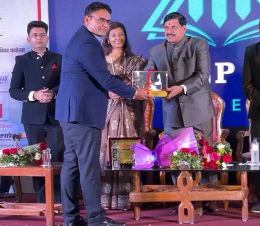 our-volunteer-got--award--from-higher-education-minister-for-excellence-in-education.