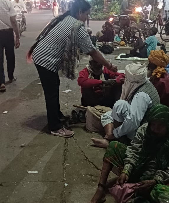 अमीरी मोहब्बत को #इज्जत नही देती है,  कभी गरीबों से ”इश्क़” करके जरूर देखना.