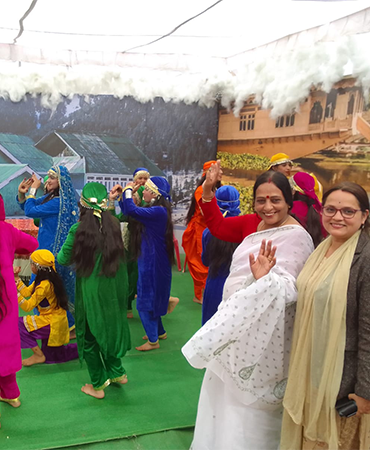 भोपाल में राष्ट्रीय बालरंग महोत्सव के आयोजन में कश्मीर की सुंदरता को दर्शते हुए 